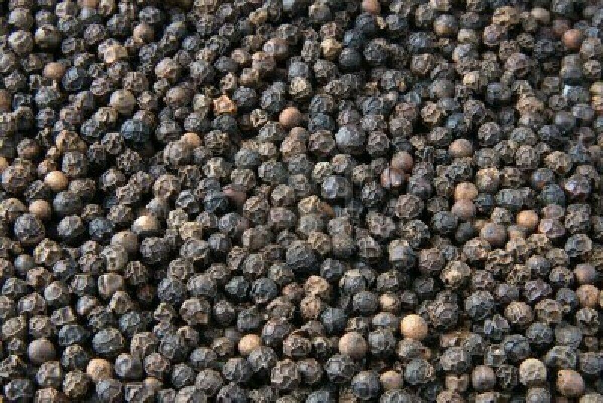 Natural organic sundried black pepper powder pack from sri lanka