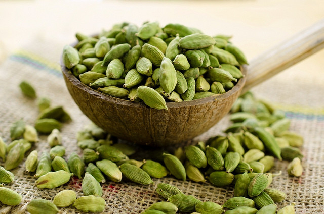 Organic High Quality Fresh Green Cardamom Premium A Grade Ceylon Spices