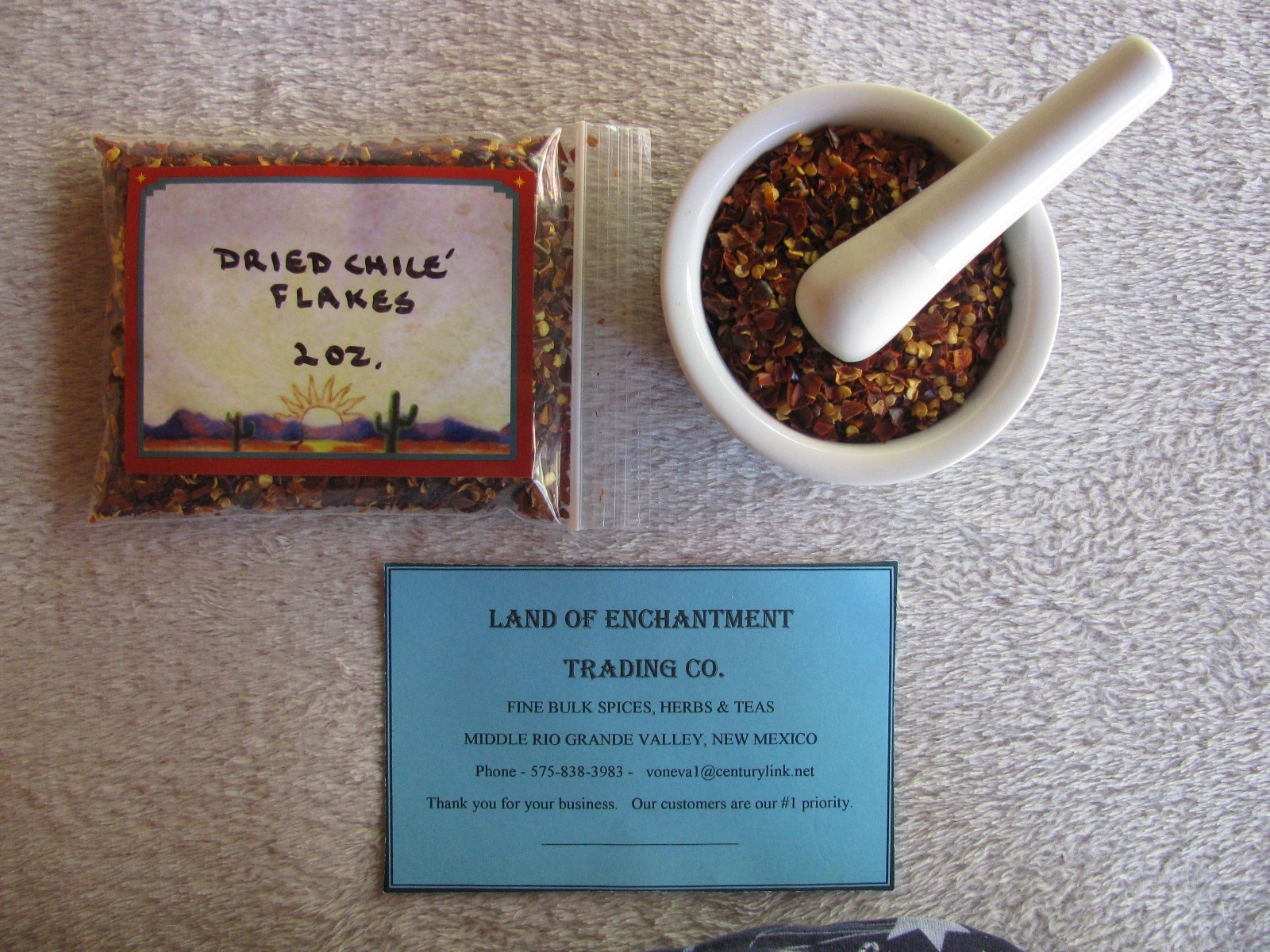 HOT CRUSHED RED CHILE PEPPER FLAKES 2 OUNCES USA SELLER FREE SHIPPING