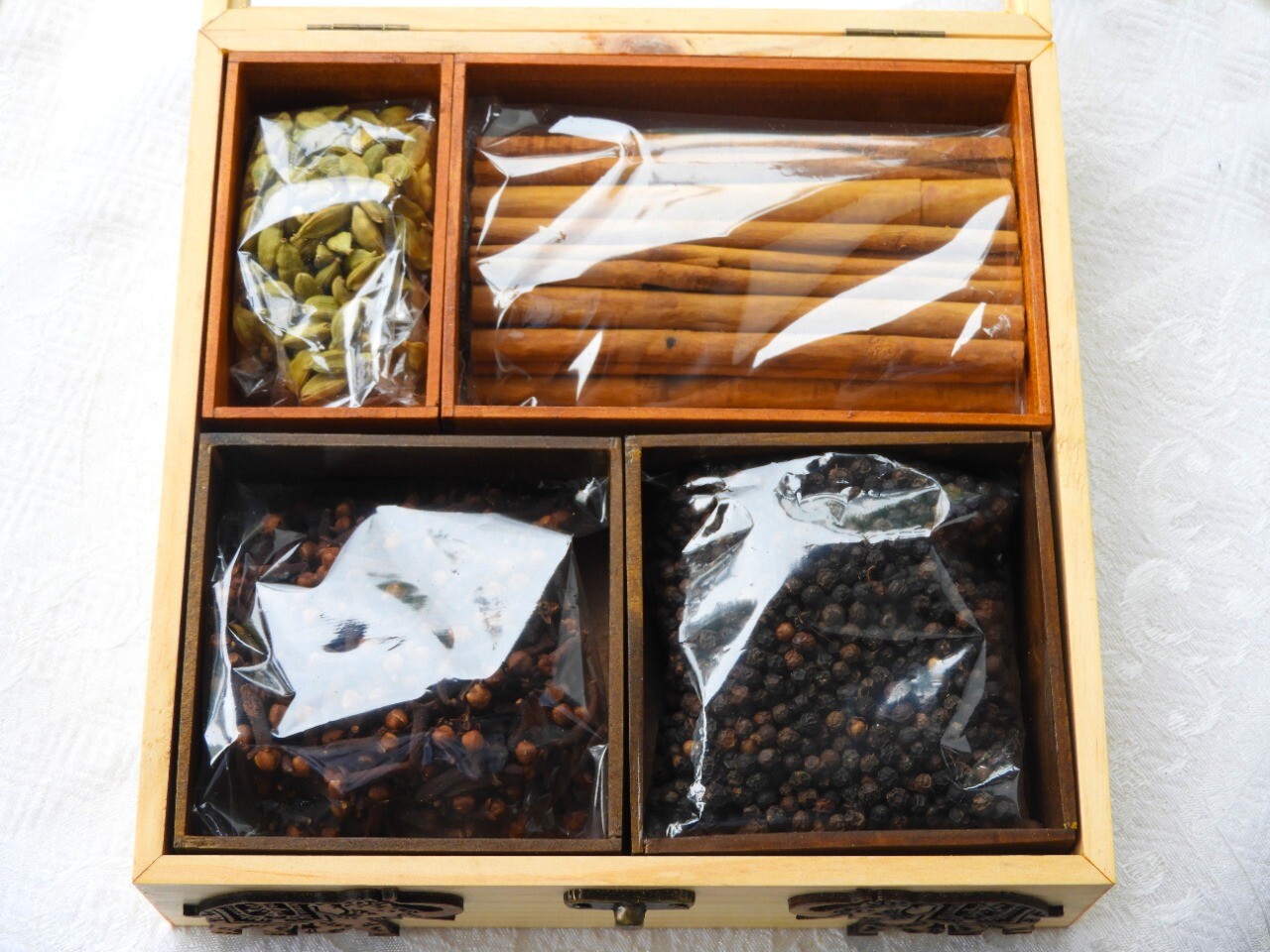 Wooden Spice box – With Ceylon Cinnamon, Cloves, Black Pepper – Great Gift