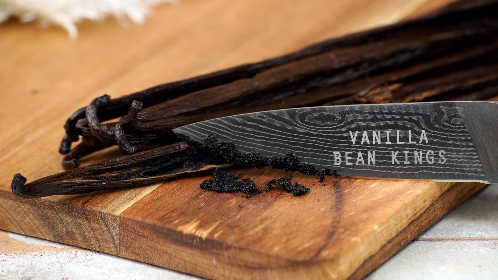 5 Organic Madagascar Vanilla Beans. Whole Grade A 5 Count, Black / Dark Brown