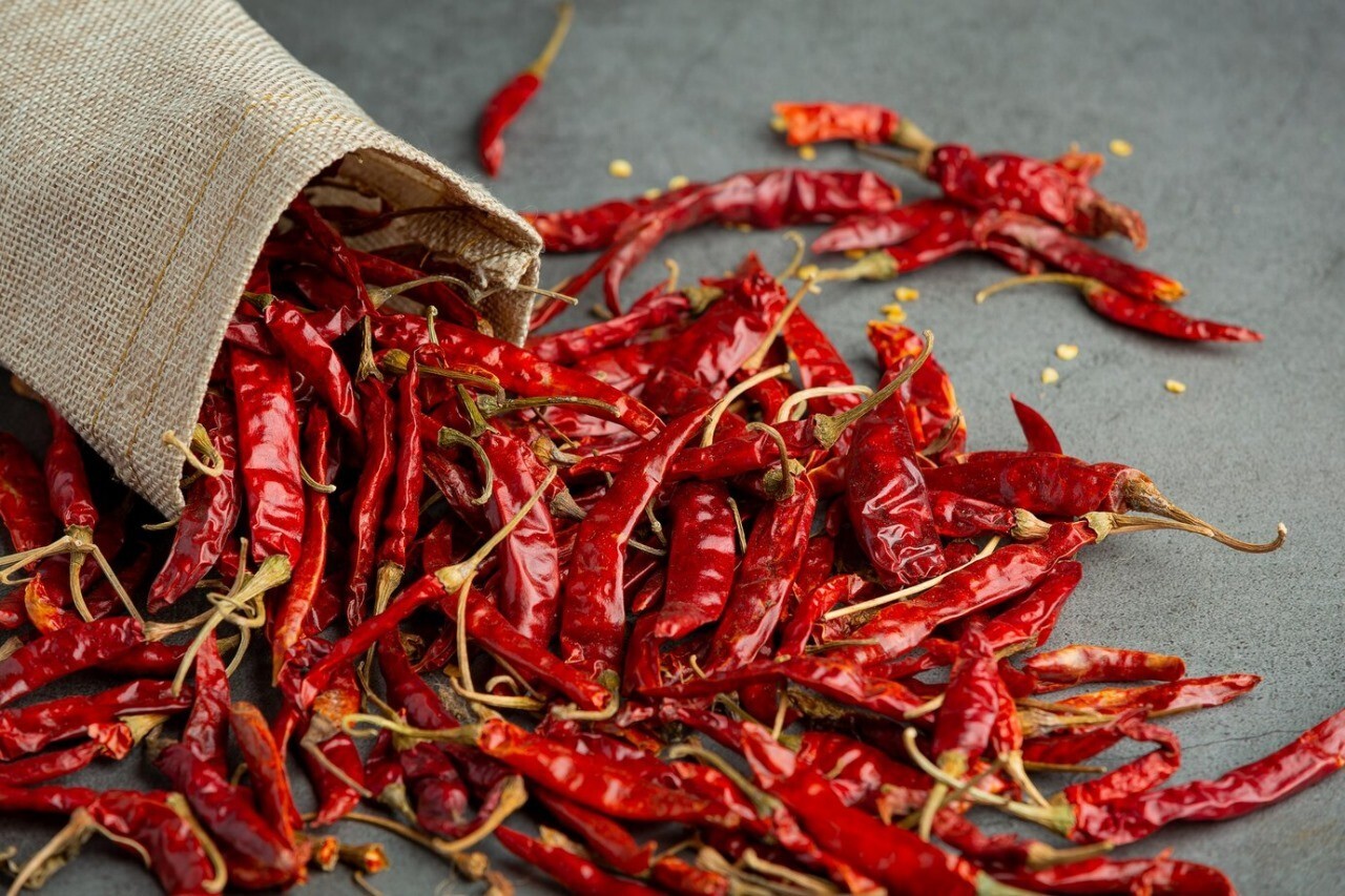 Dried Red Chili Pieces Capsicum Annuum Seasoning Spicy Asian Ceylon Organic