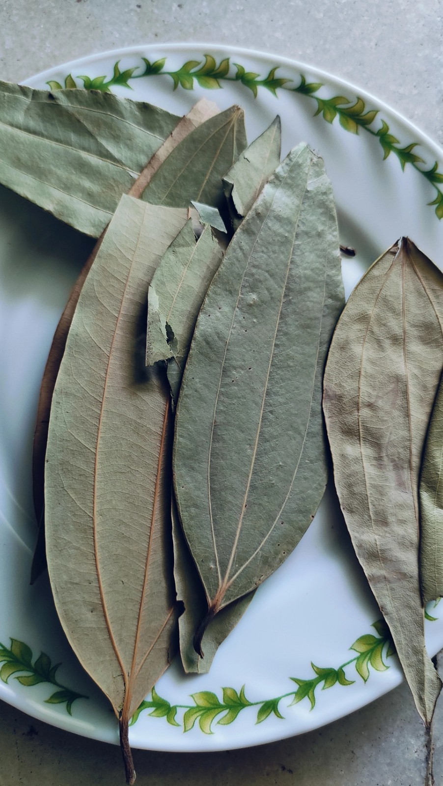 100% Premium Dried Bay Leaves (Laurus nobilis) – Aromatic Herb for Digestion