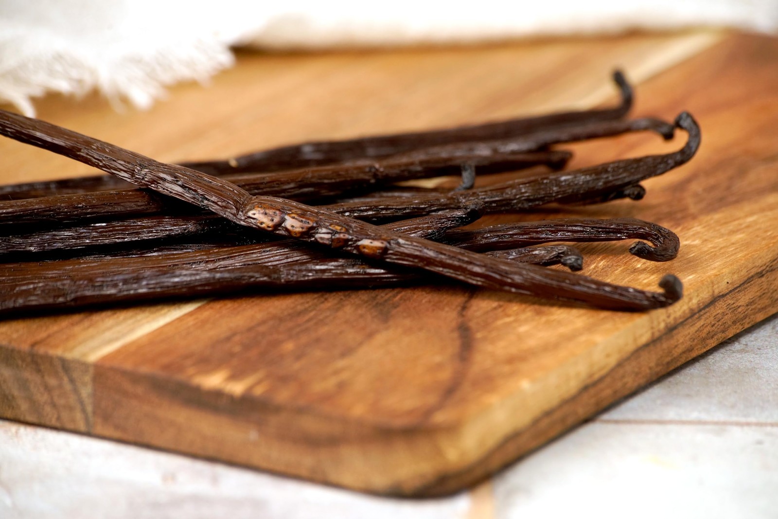 5 Organic Madagascar Vanilla Beans. Whole Grade A 5 Count, Black / Dark Brown